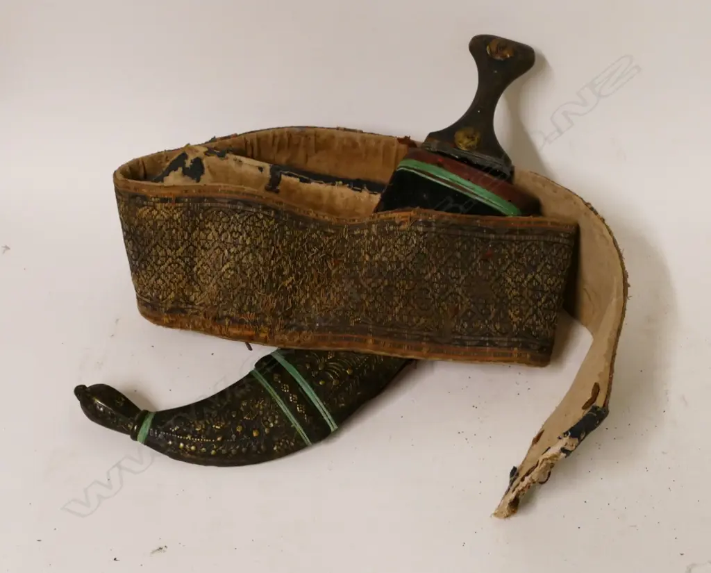 An early 20thC Arab jambiya dagger with scabbard Image 1++