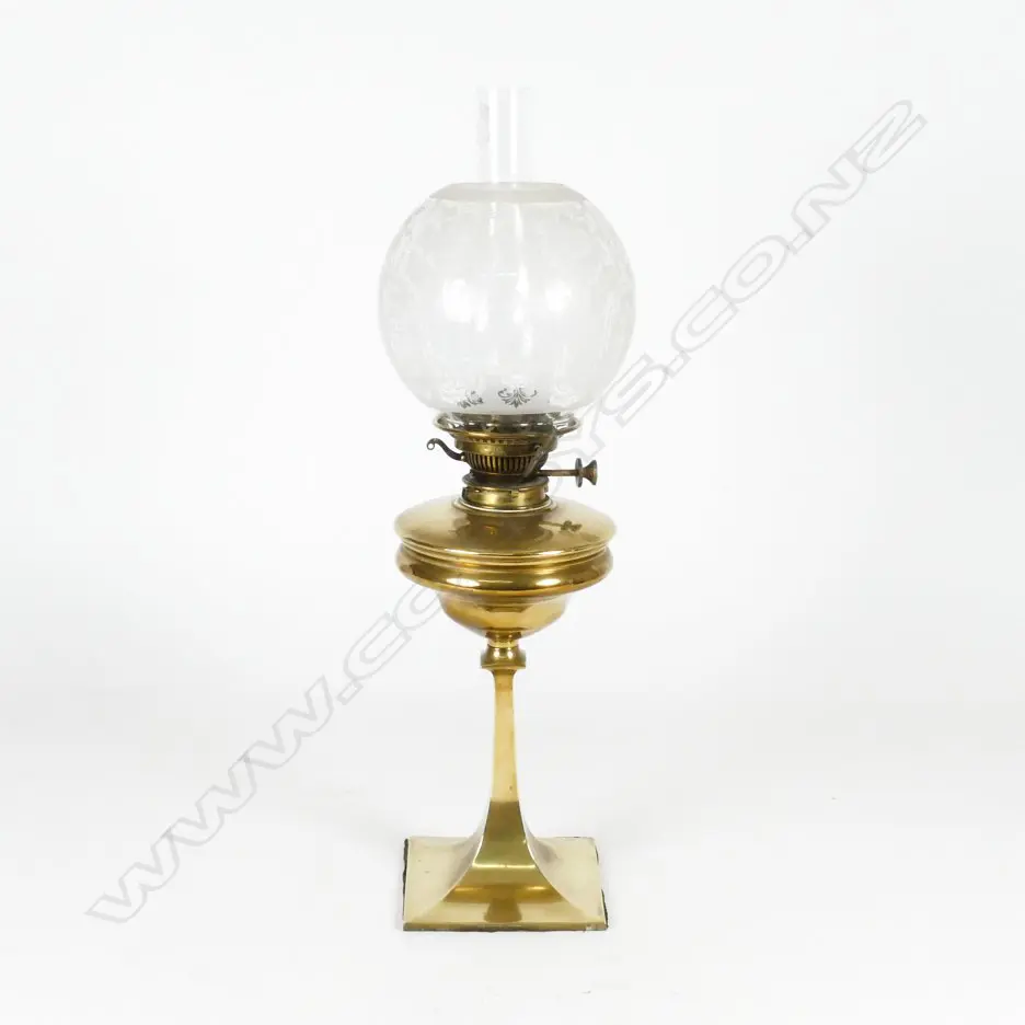An Edwardian brass based kerosene table lamp Image 1++