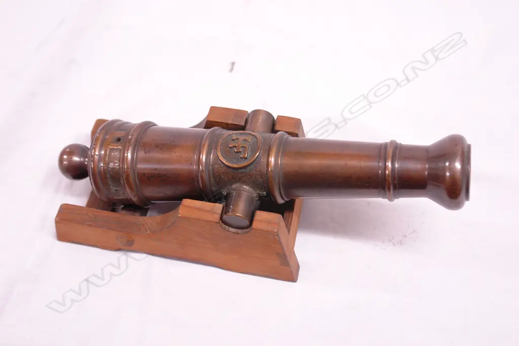 A small bronze starter's canon Image 1++