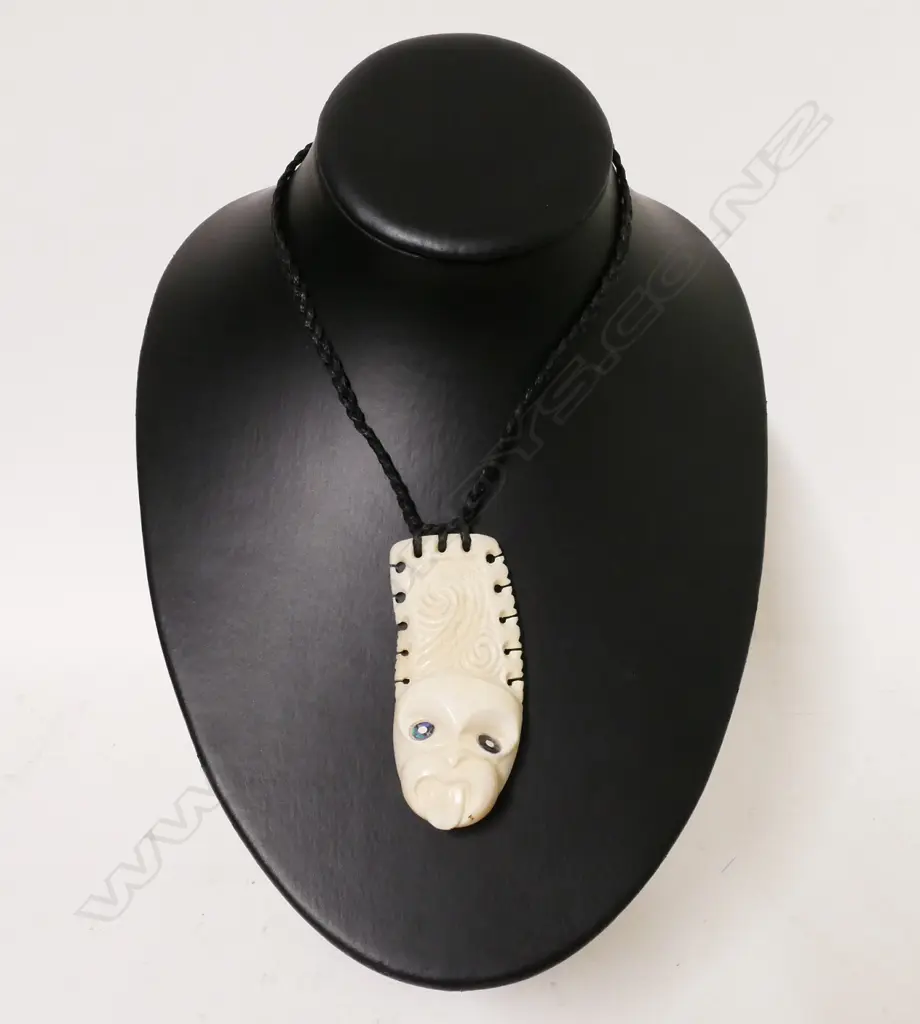 A Maori carved whale tooth pendant Image 1++