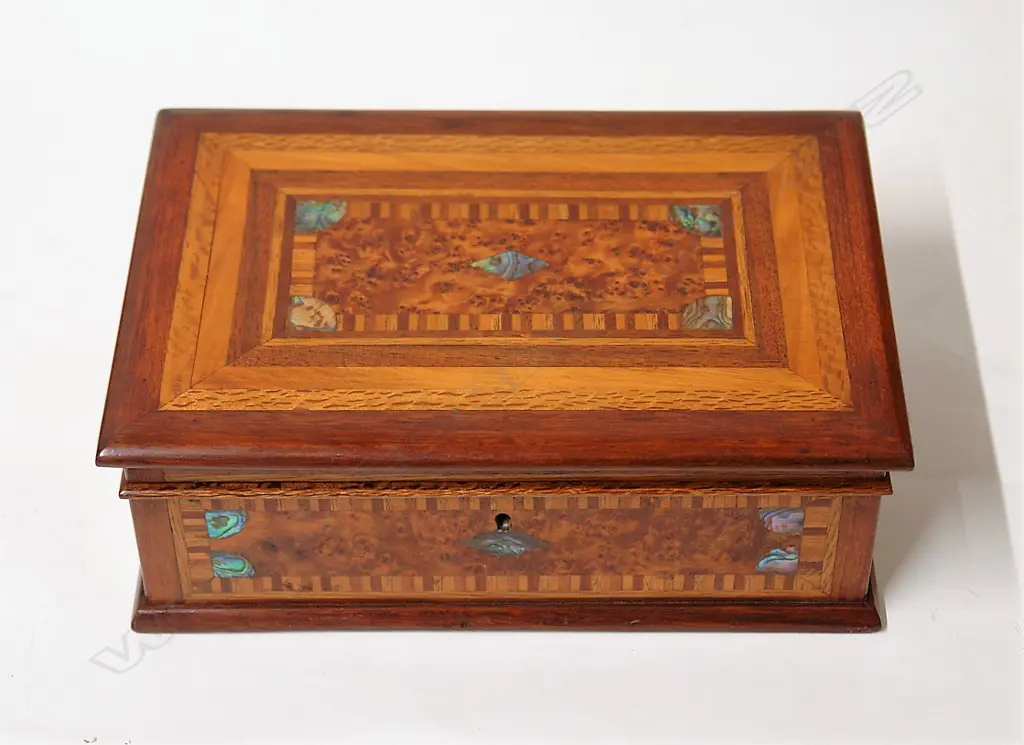 A good New Zealand inlaid woods box Image 1++