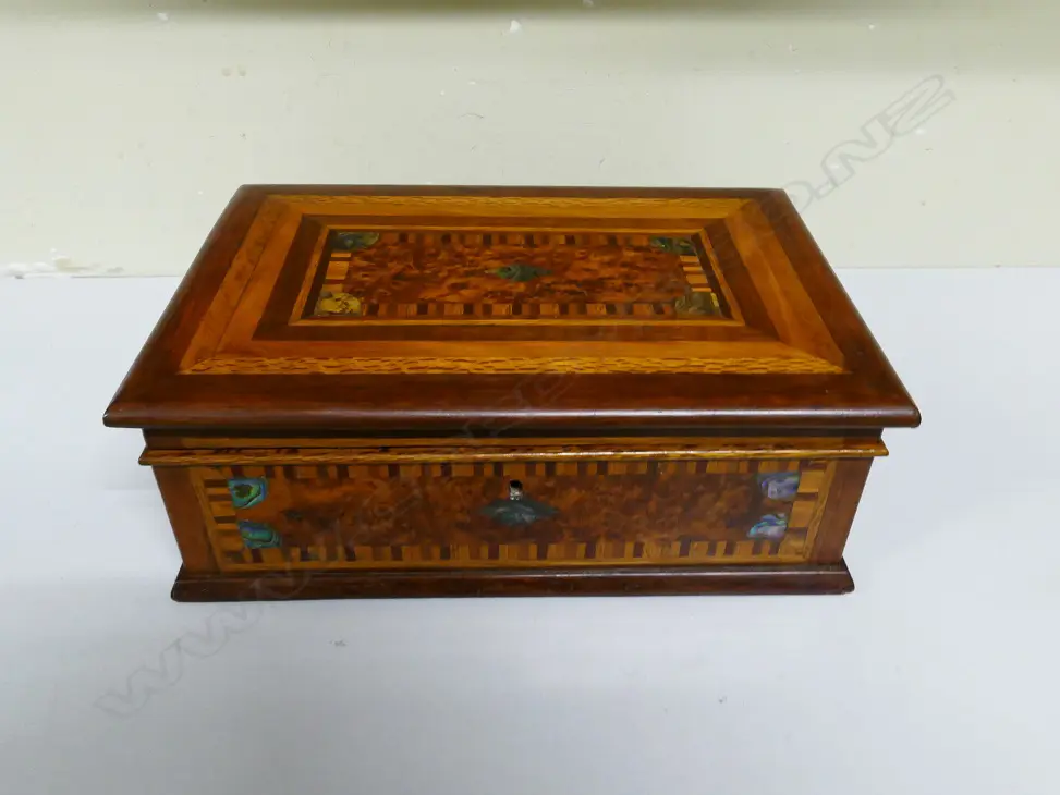 A good New Zealand inlaid woods box Image 1++