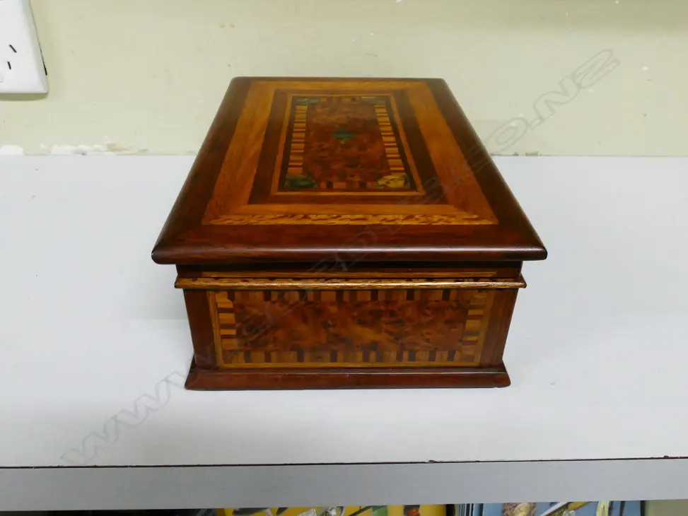 A good New Zealand inlaid woods box Image 1++