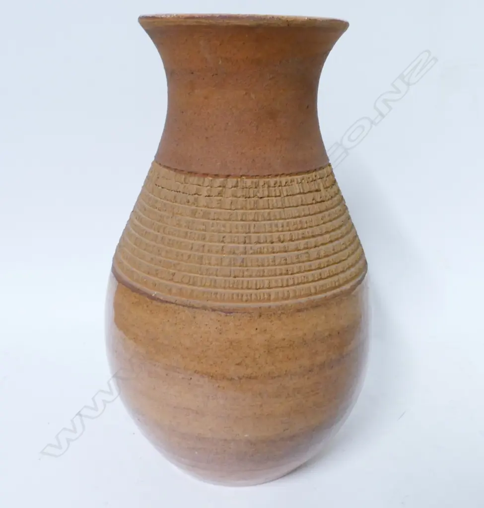 A Crown Lynn (Arthur Rhodes) vase Image 1++