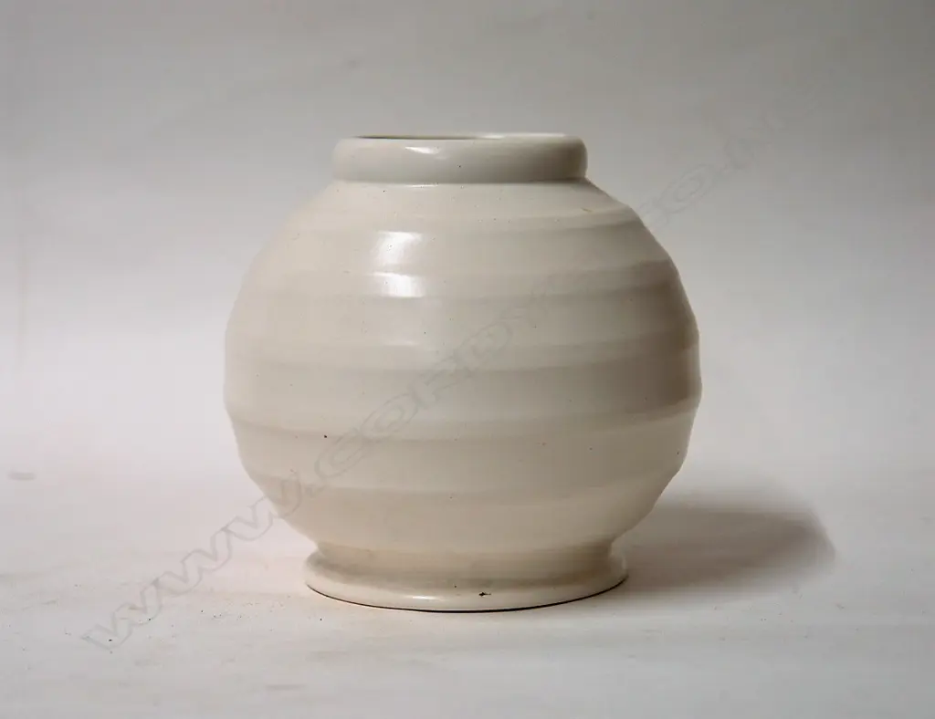 Crown Lynn handpotted small vase Image 1++