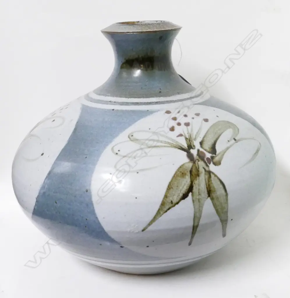 A large Peter Collis branch pot Image 1++