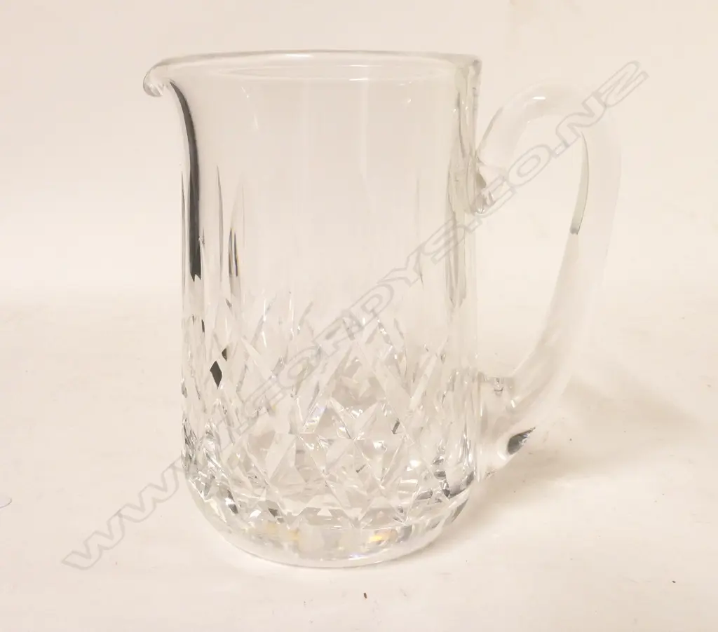 A Swedish crystal lidded box Image 1++