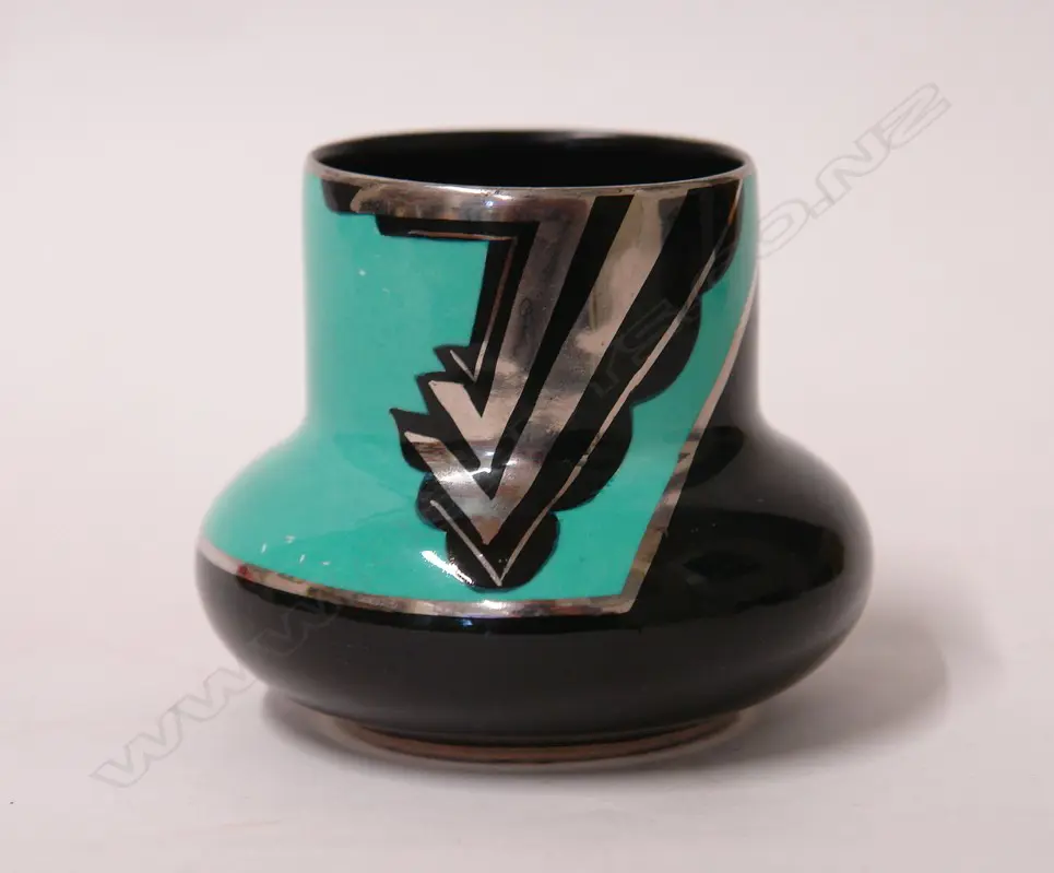 A Carlton Ware 'Handcraft' Chevron pattern vase Image 1++
