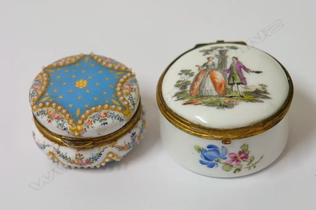 Two antique porcelain small round boxes Image 1++