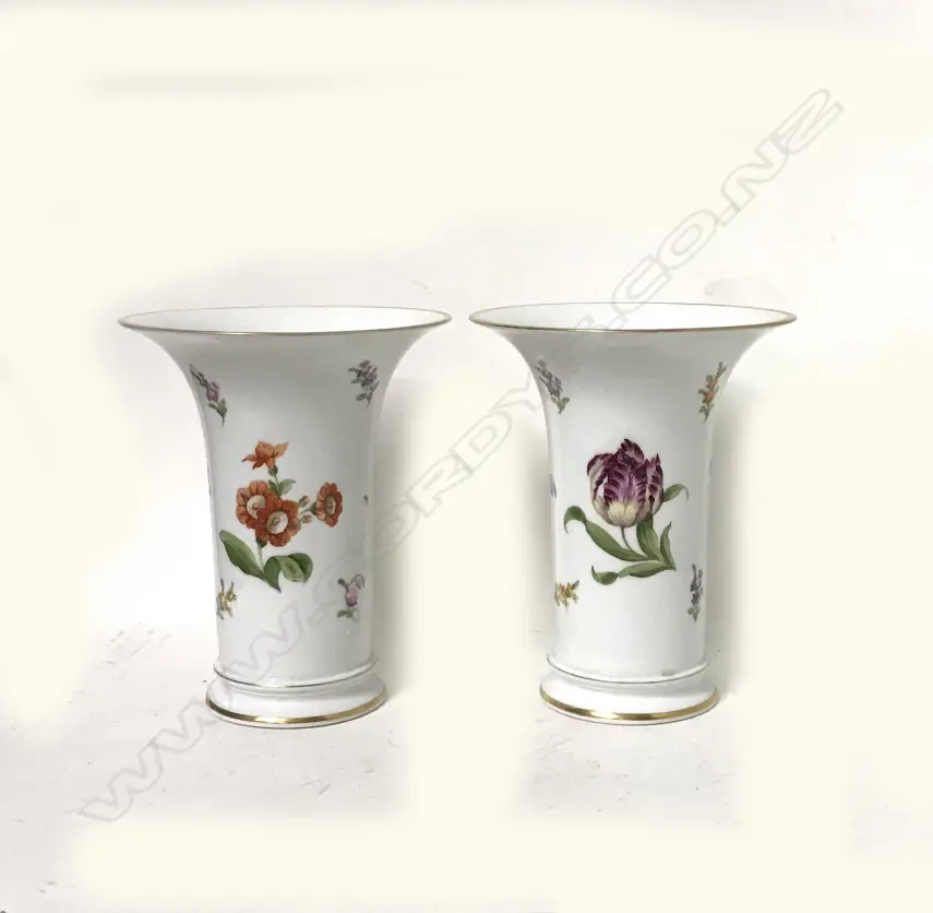 A pair of Nymphenburg porcelain vases Image 1++