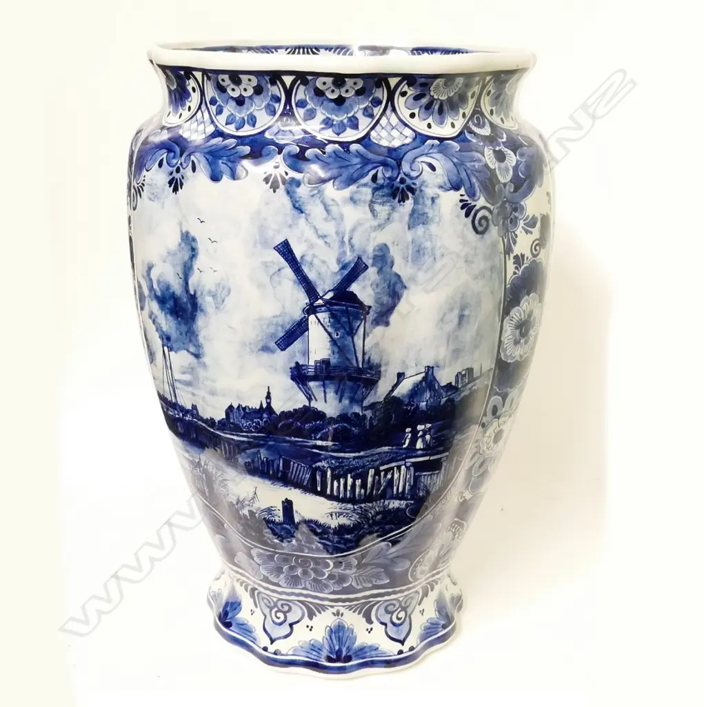 A large and impressive Delft vase Image 1++