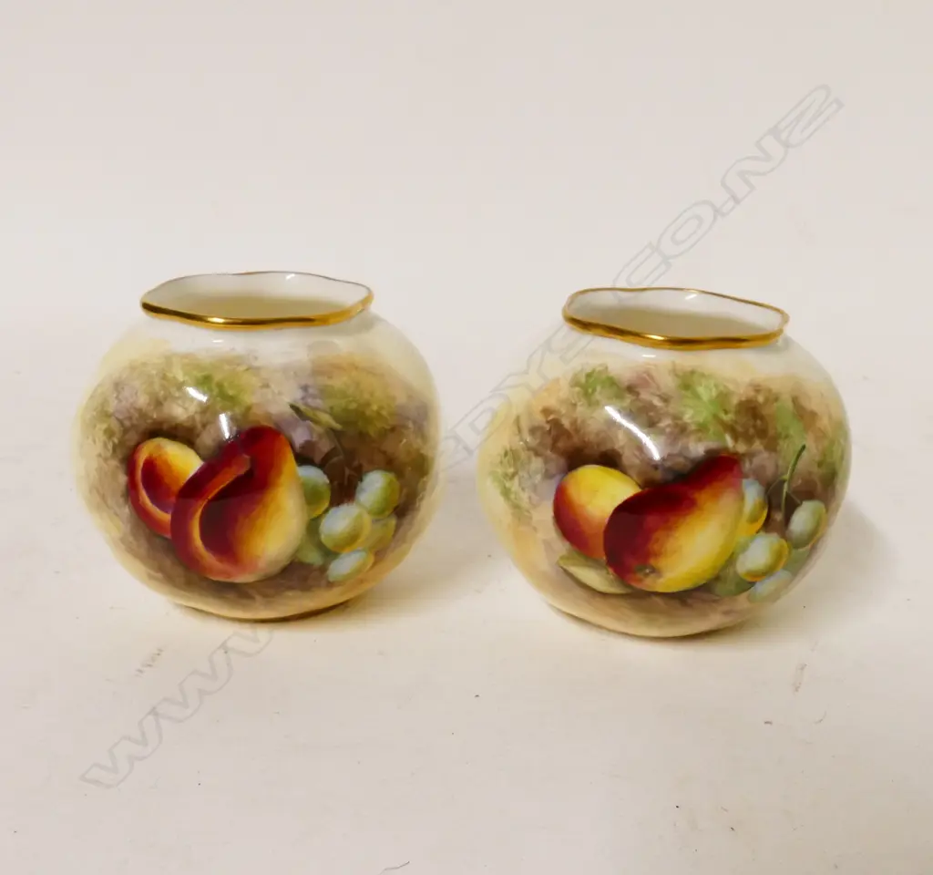 A pair of Royal Worcester small vases Image 1++