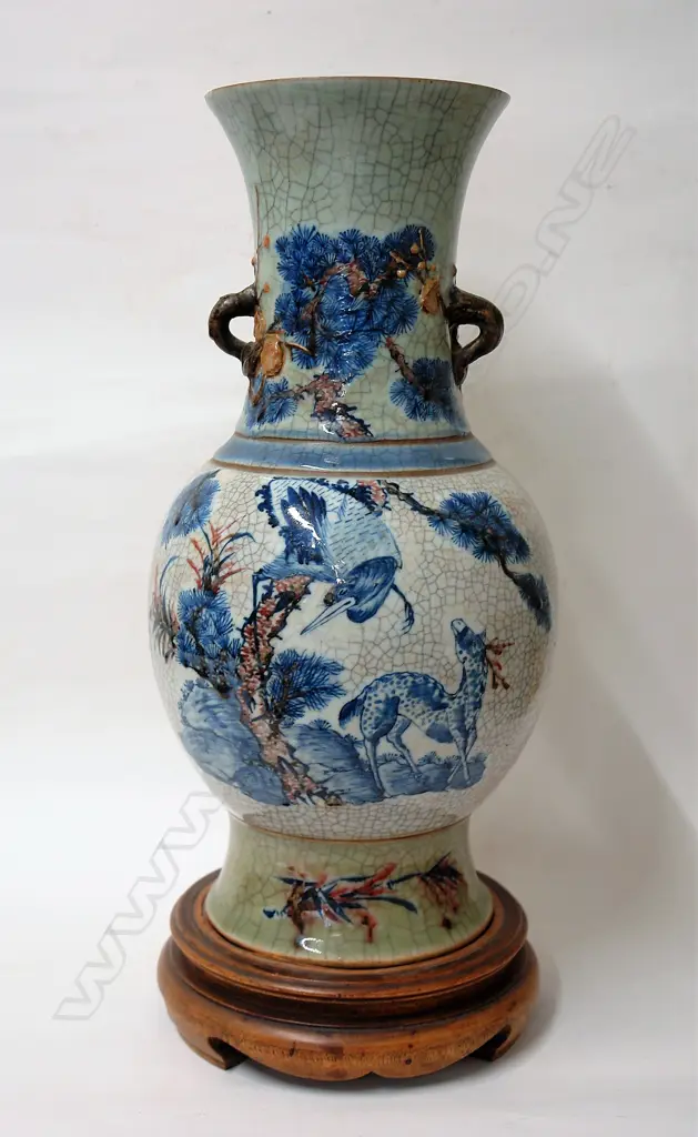 An old Chinese large crackle glaze vase Image 1++