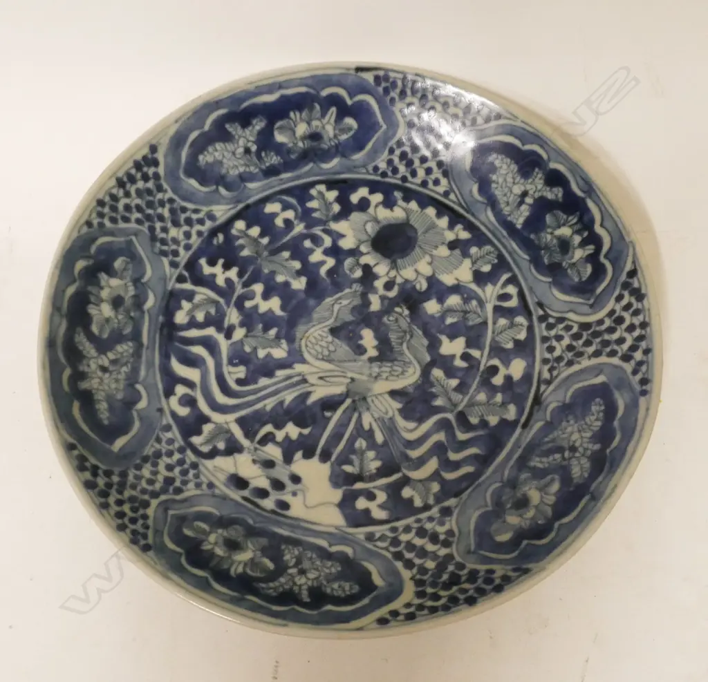 An early 17thC Chinese blue and white porcelain dish Image 1++