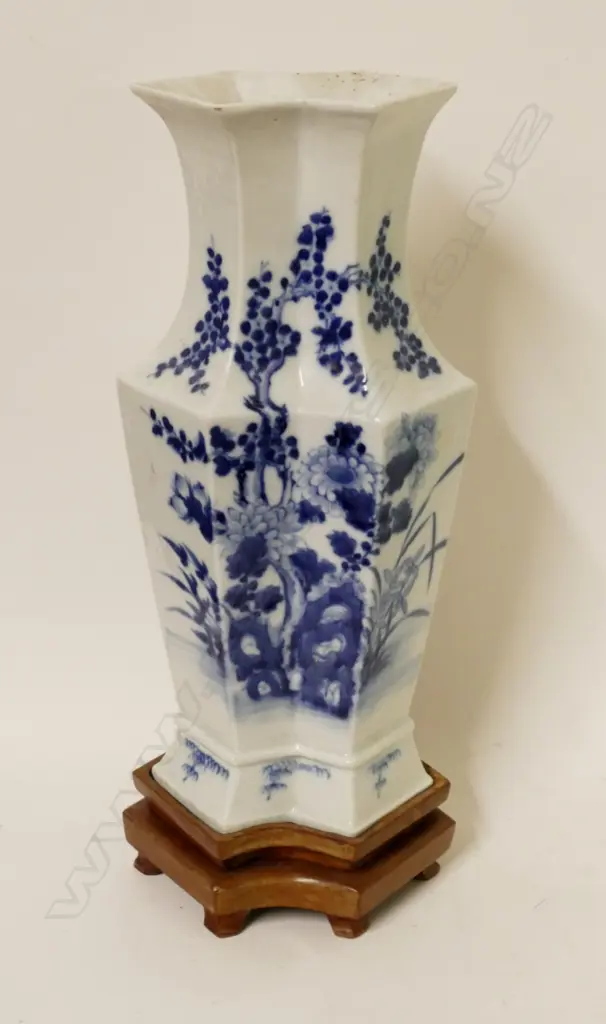 An unusual Chinese porcelain vase Image 1++