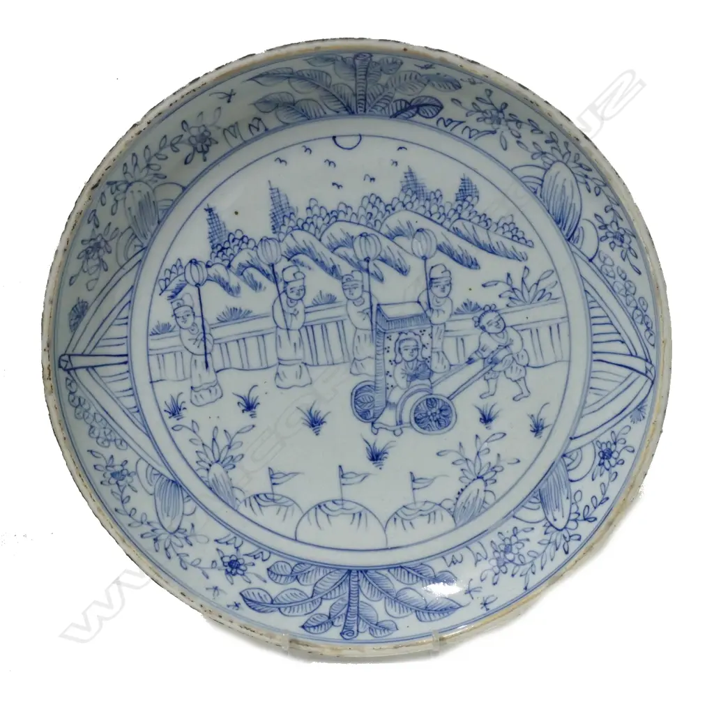 A Chinese porcelain shallow dish Image 1++