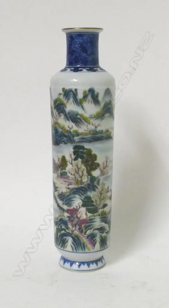 A Chinese porcelain cylinder vase Image 1++