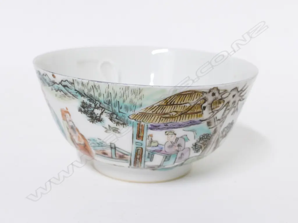 A small Chinese porcelain bowl Image 1++