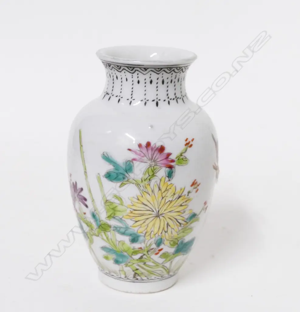 A Chinese porcelain small vase Image 1++