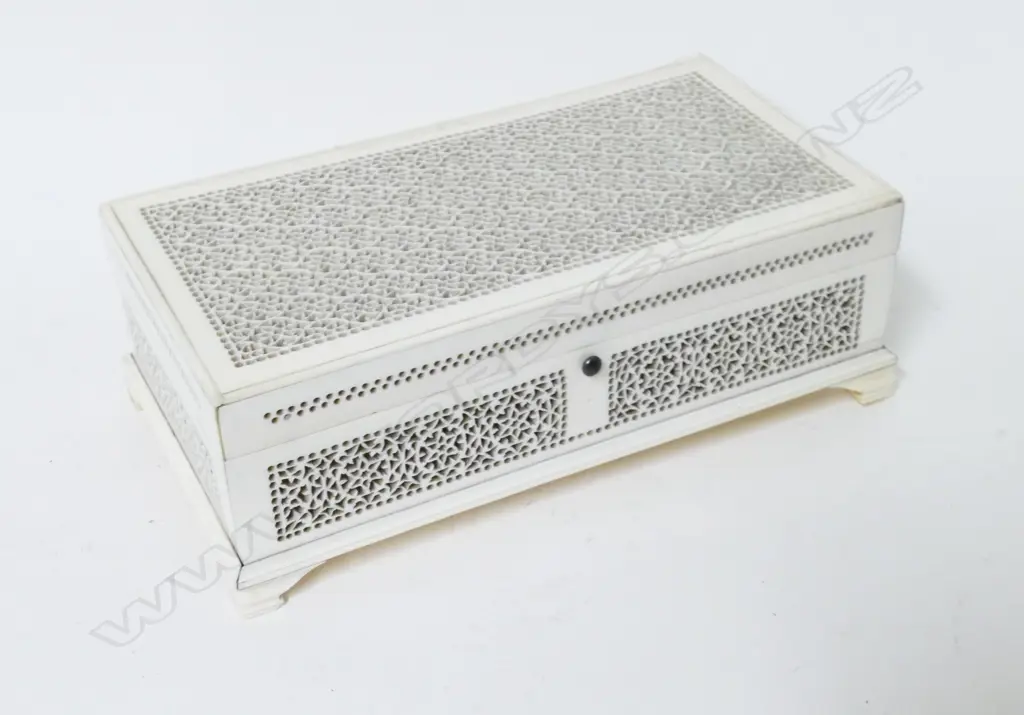 A small ivory casket Image 1++