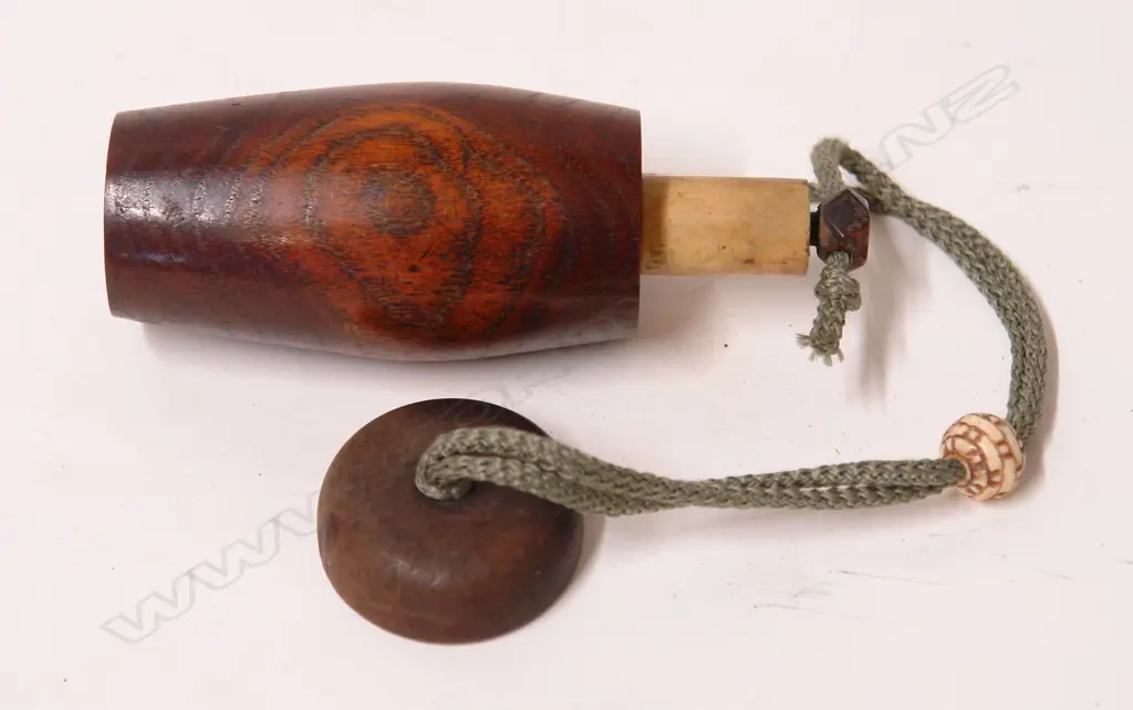 An old Japanese powder flask Image 1++