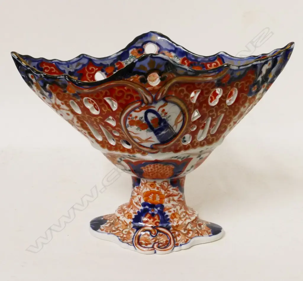 An Imari porcelain comport Image 1++