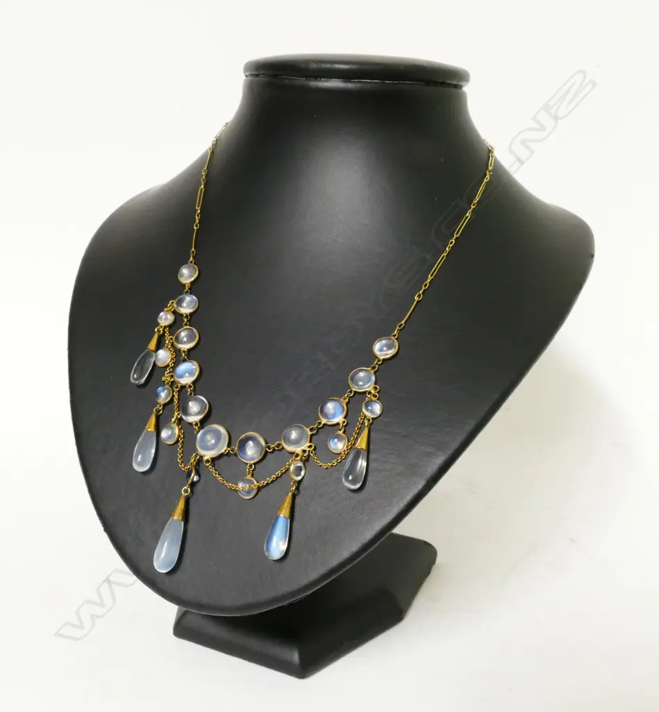 An Edwardian 9ct. gold and moonstone necklace Image 1++
