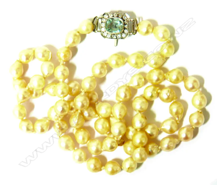 A single strand baroque pearl necklace with 18ct. white gold Image 1++