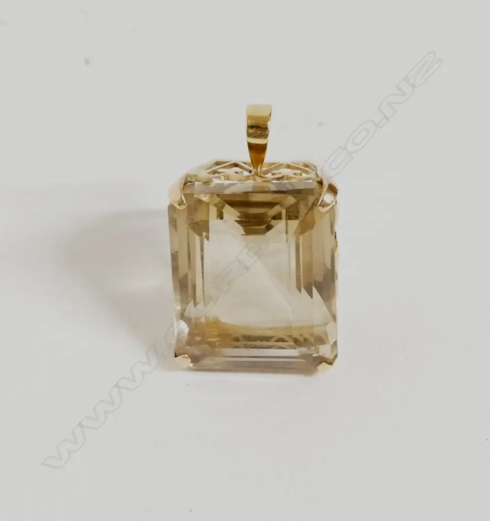 A retro 9ct. gold smokey quartz pendant Image 1++