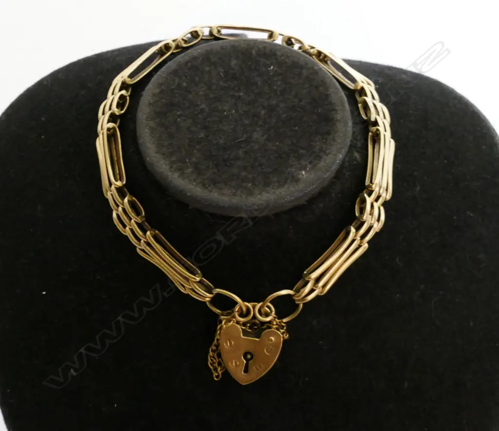 A 9ct. gold gate bracelet Image 1++
