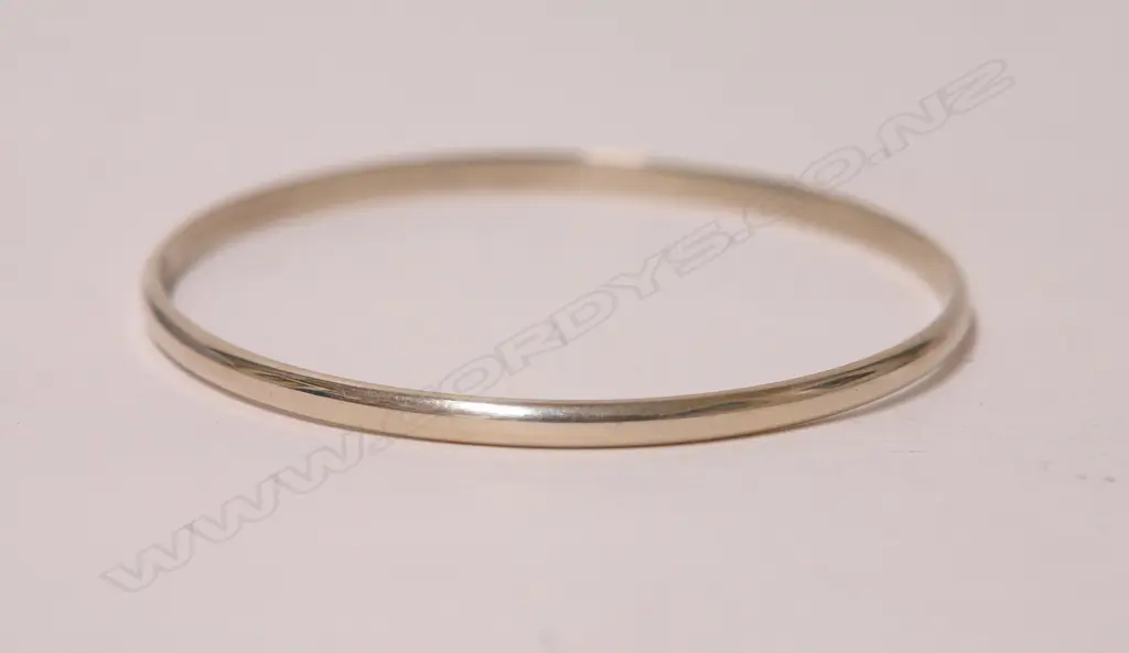 A modern 9ct. white gold lady's bangle Image 1++