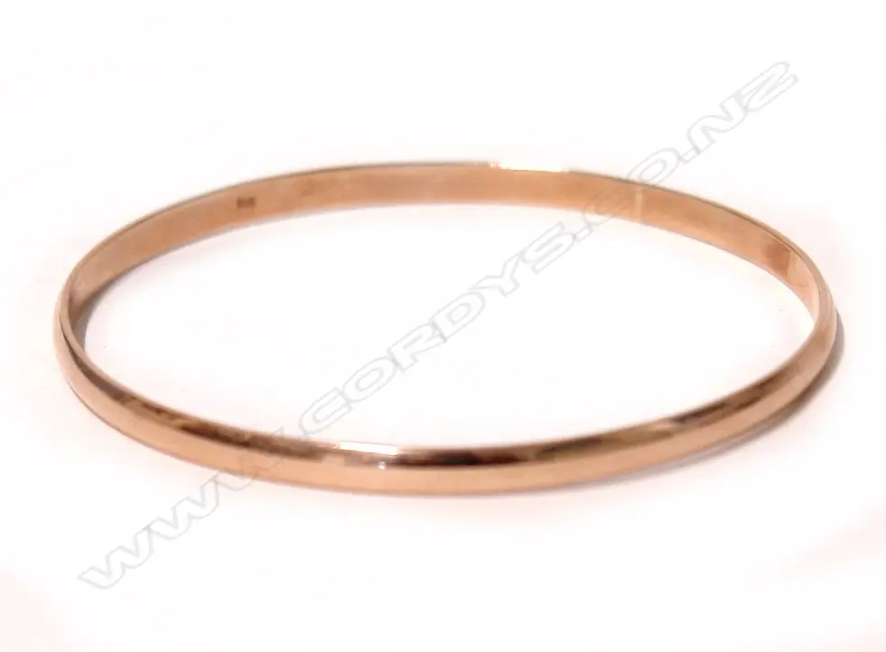 A lady's modern 9ct. yellow gold bangle Image 1++