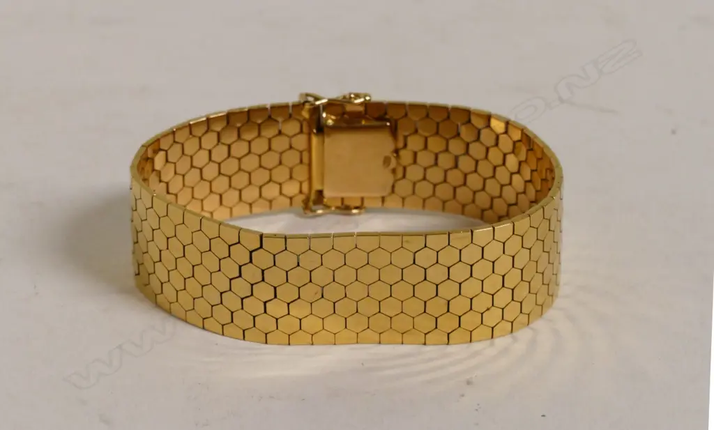 An 18ct. gold bracelet Image 1++