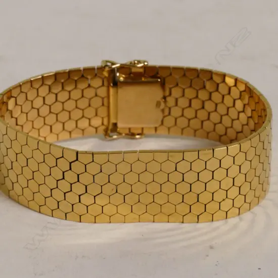An 18ct. gold bracelet
