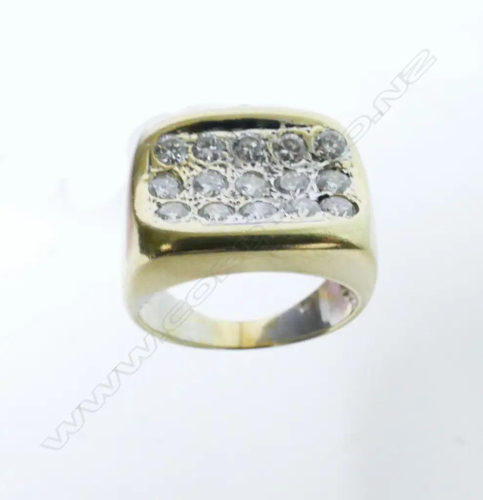 A gent's 14ct gold and diamond ring Image 1++