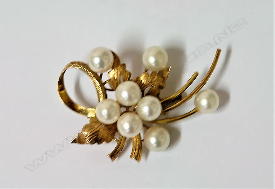 A mid-20thC 14ct. yellow gold cultured pearl spray brooch Image 1++