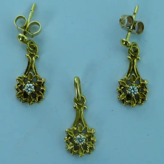 An 18ct. yellow gold and diamond pendant and earrings suite