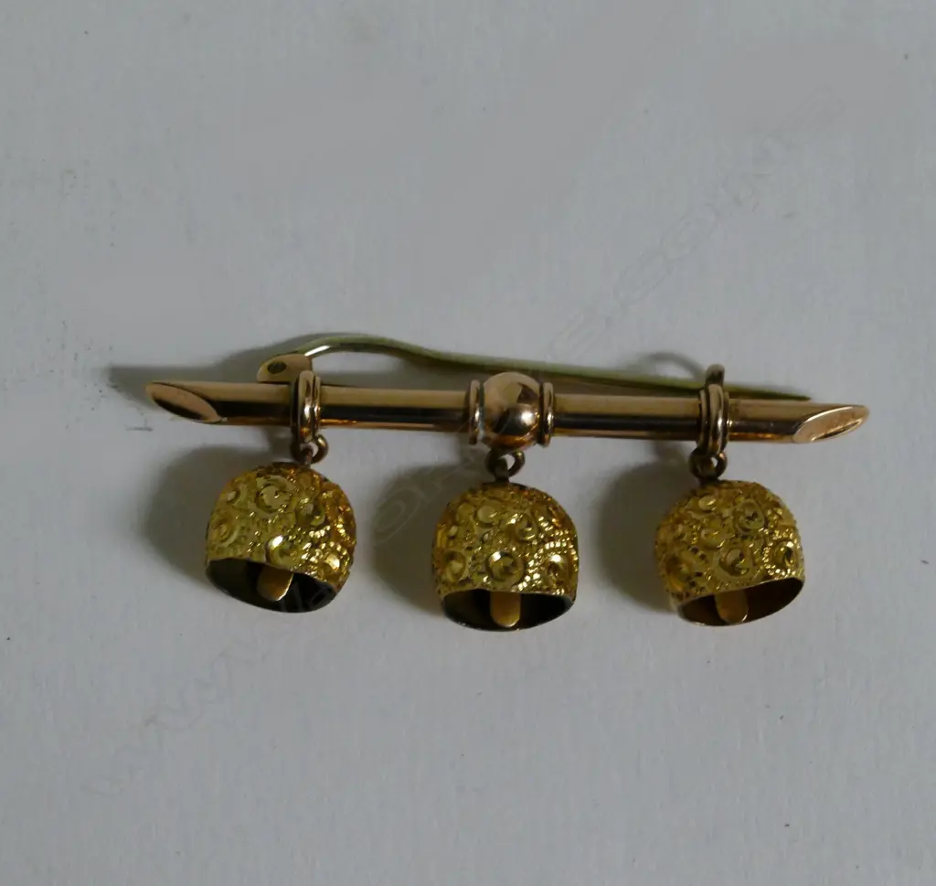 An Edwardian 9ct. rose gold bar brooch Image 1++