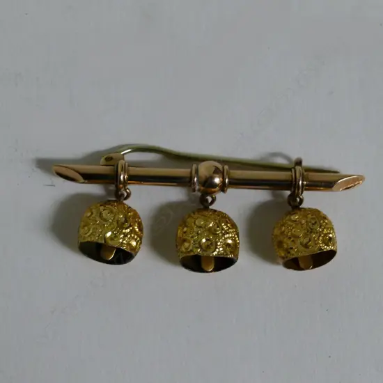 An Edwardian 9ct. rose gold bar brooch