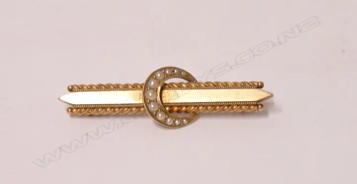 A late Victorian 15ct. yellow gold and seed pearl bar brooch Image 1++