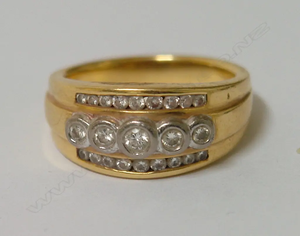 A heavy vintage 18ct. yellow gold and diamond dress ring Image 1++