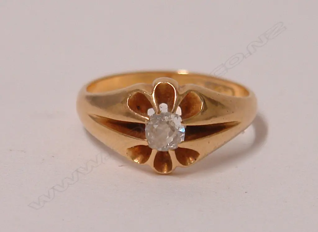 A c.1900 heavy 18ct. yellow gold and solitaire diamond dress ring Image 1++