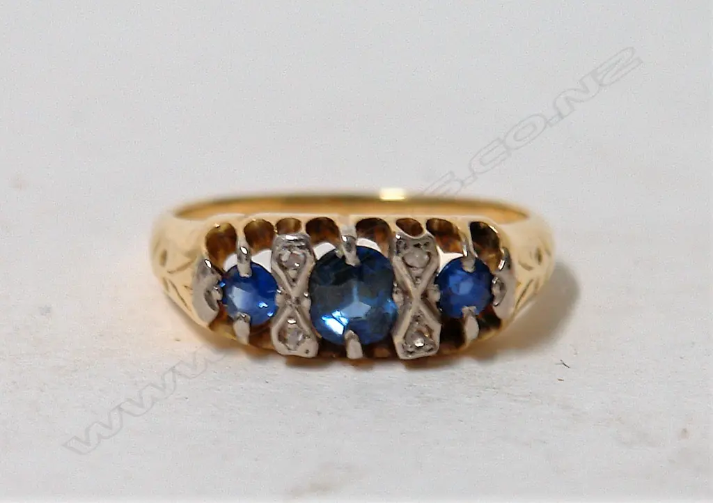 An estate 18ct. yellow gold natural sapphire and diamond ring Image 1++