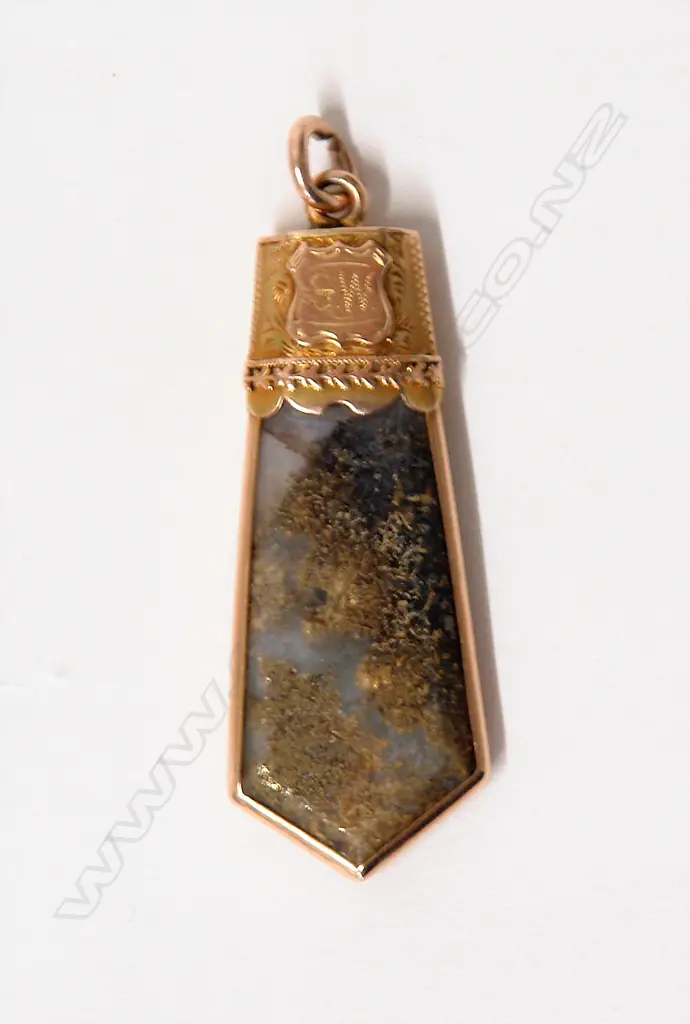 A good N.Z. Colonial 15ct. yellow gold and gold bearing quartz fob Image 1++