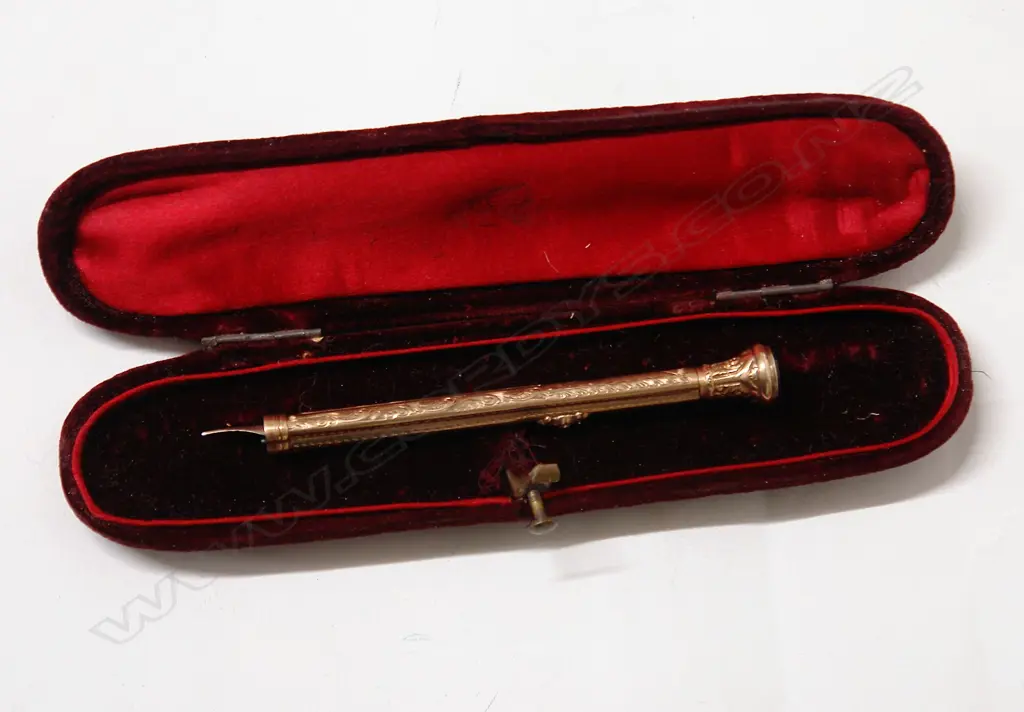 A c.1900 9ct. yellow gold propelling combination pen and pencil Image 1++