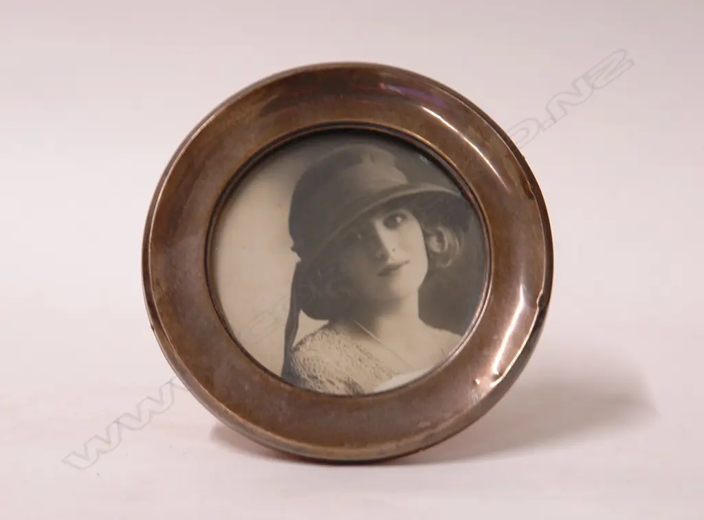 A 1920s silver circular photo frame Image 1++