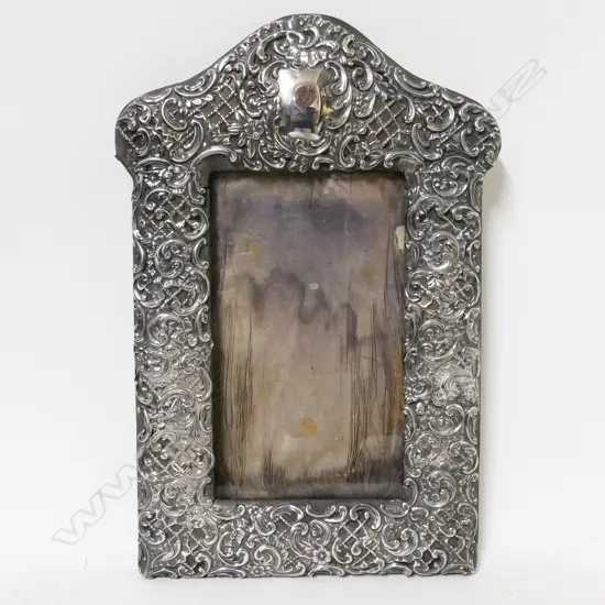 An Edwardian silver photo frame
