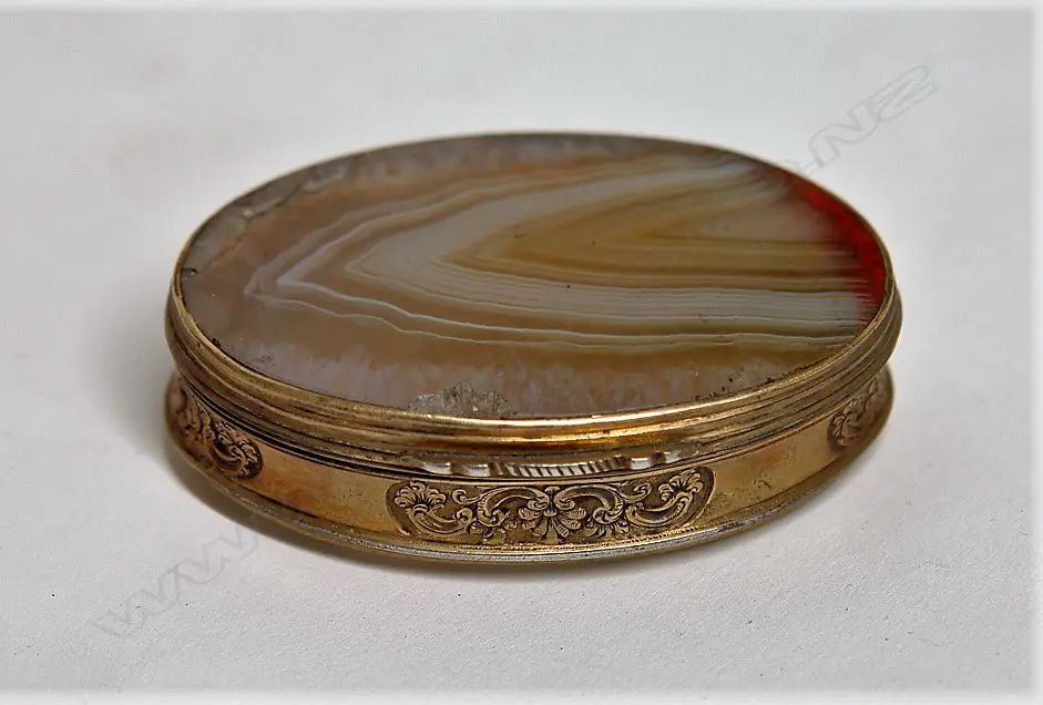 An early 19thC silver gilt and agate snuff box Image 1++