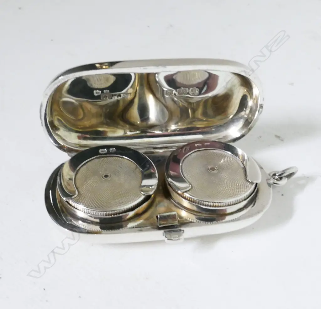 A silver double sovereign case Image 1++