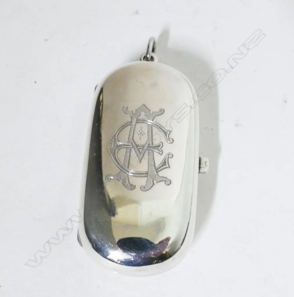 A silver double sovereign case Image 1++